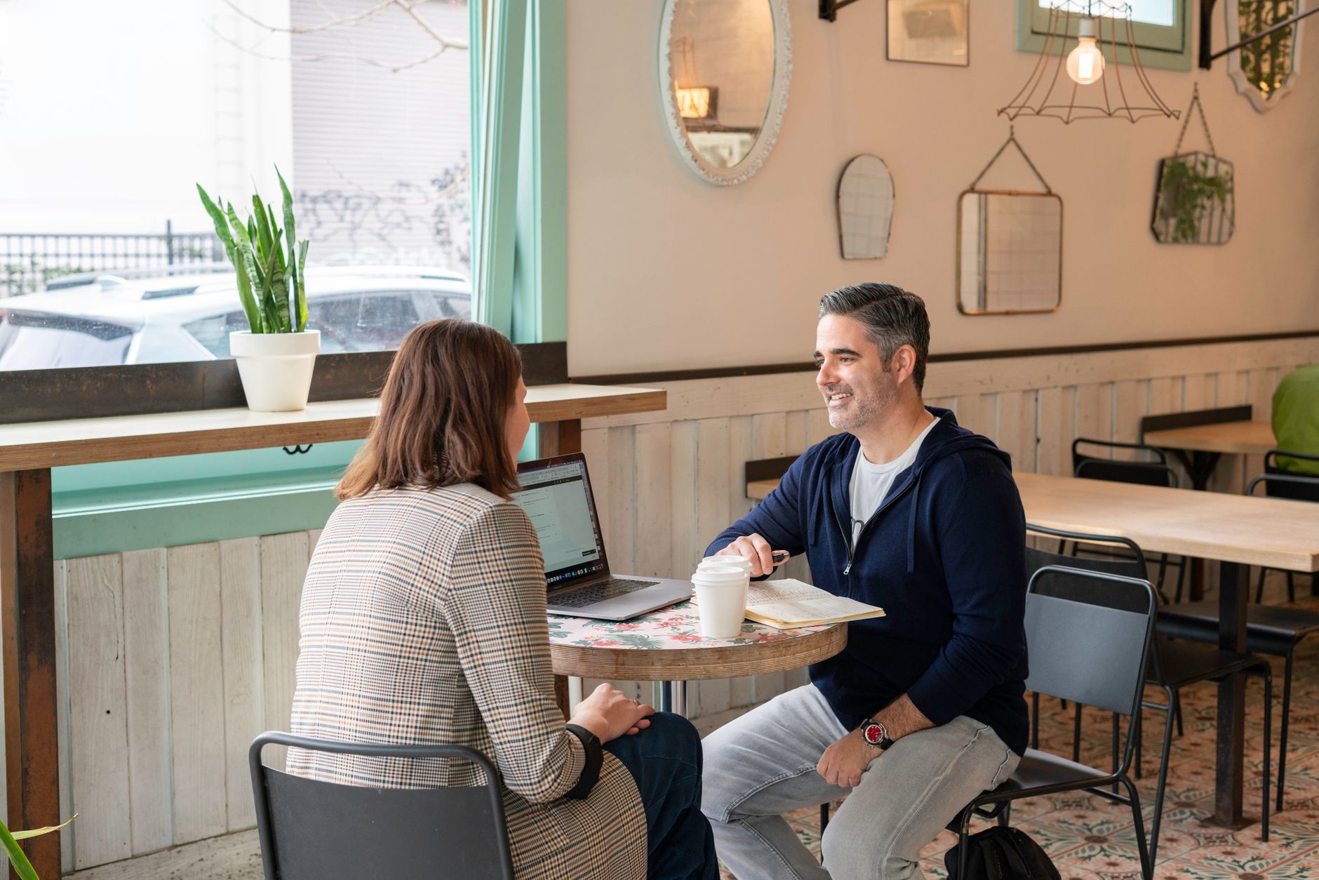 Passer de la micro-entreprise à la société (EURL, SASU) : quand et comment franchir le cap
