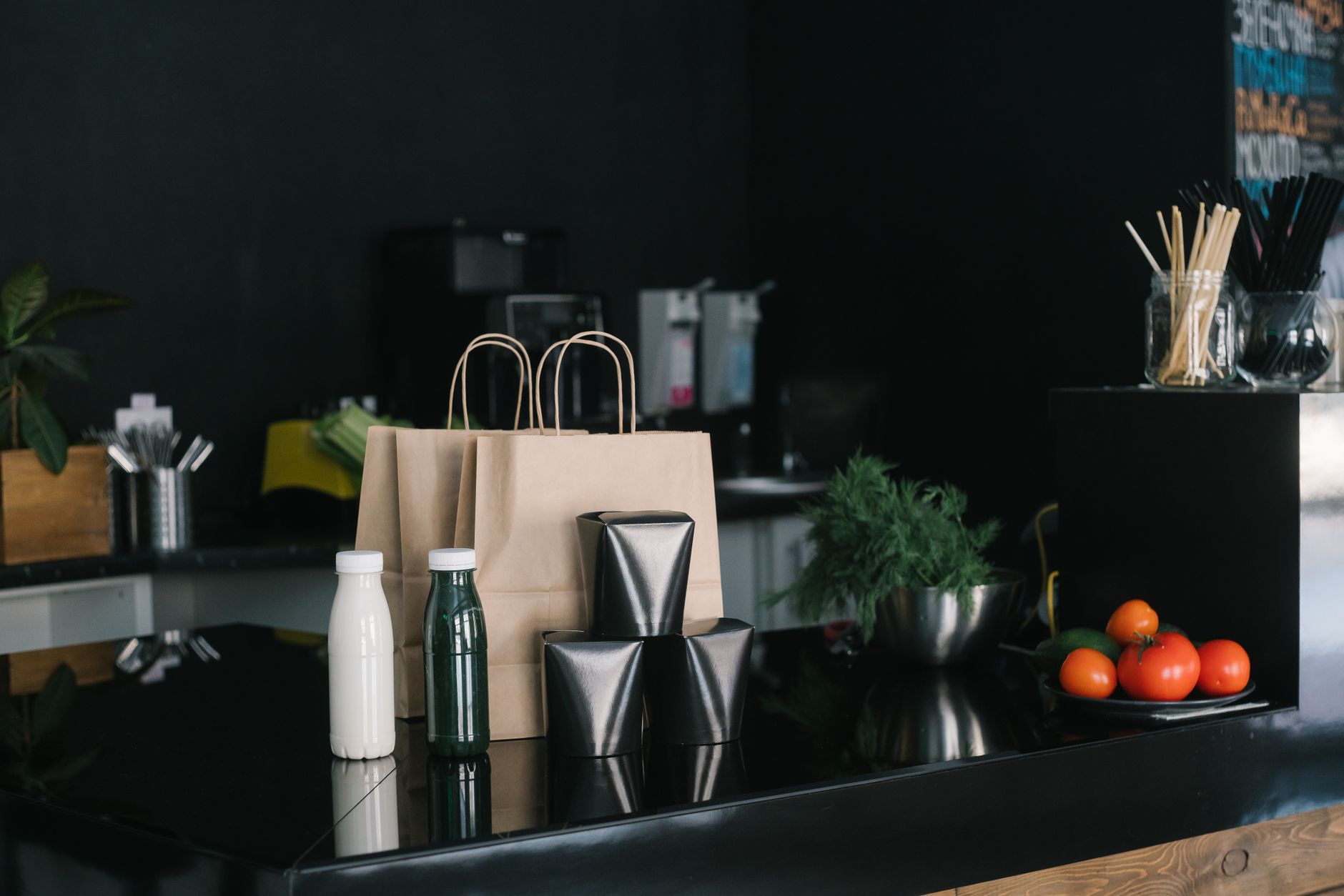 Un comptoir de vente à emporter avec des sacs et des pailles en papier kraft, alternatives aux emballages plastique
