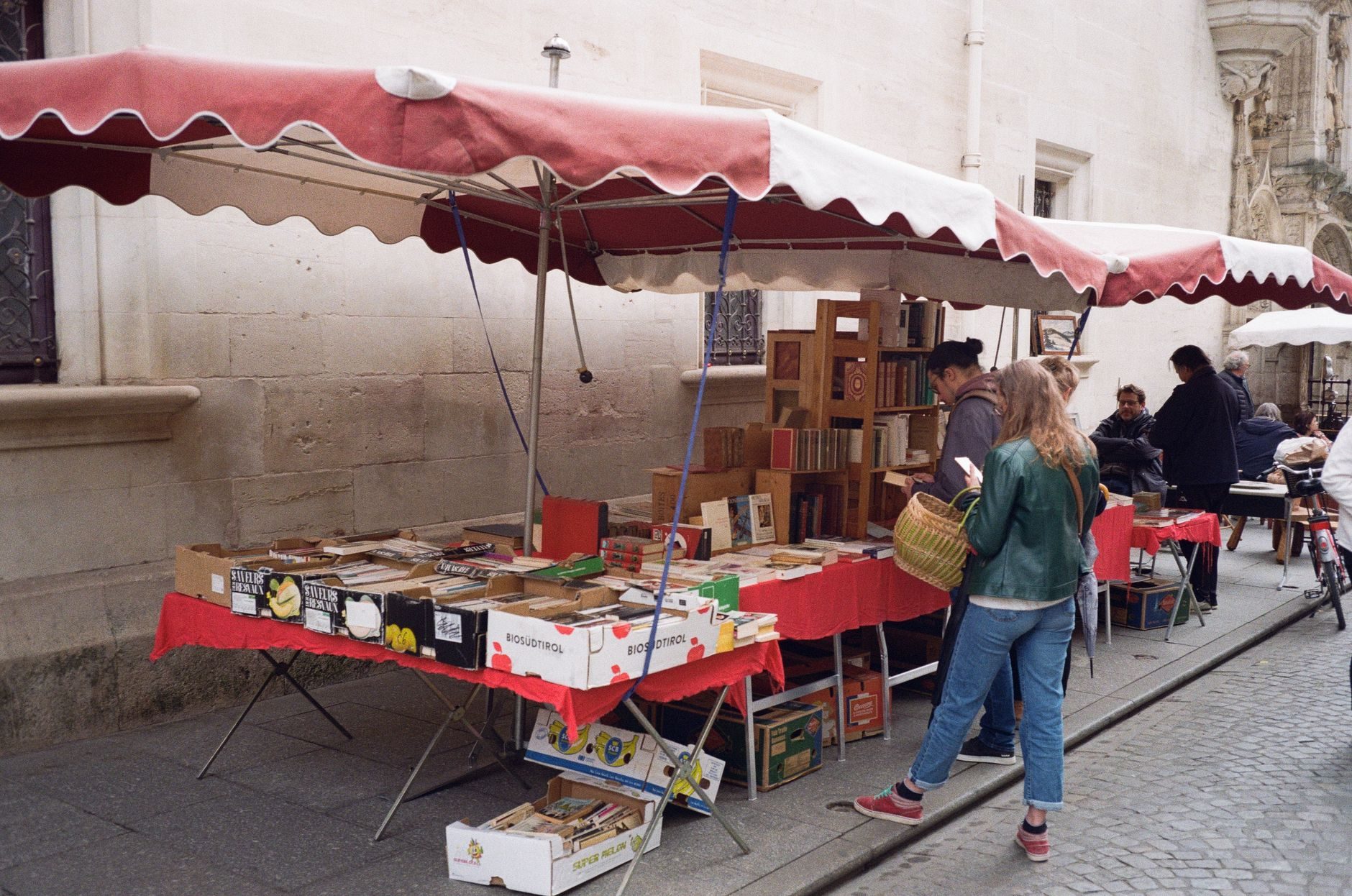 Étal de marché artisanal avec terminal de paiement