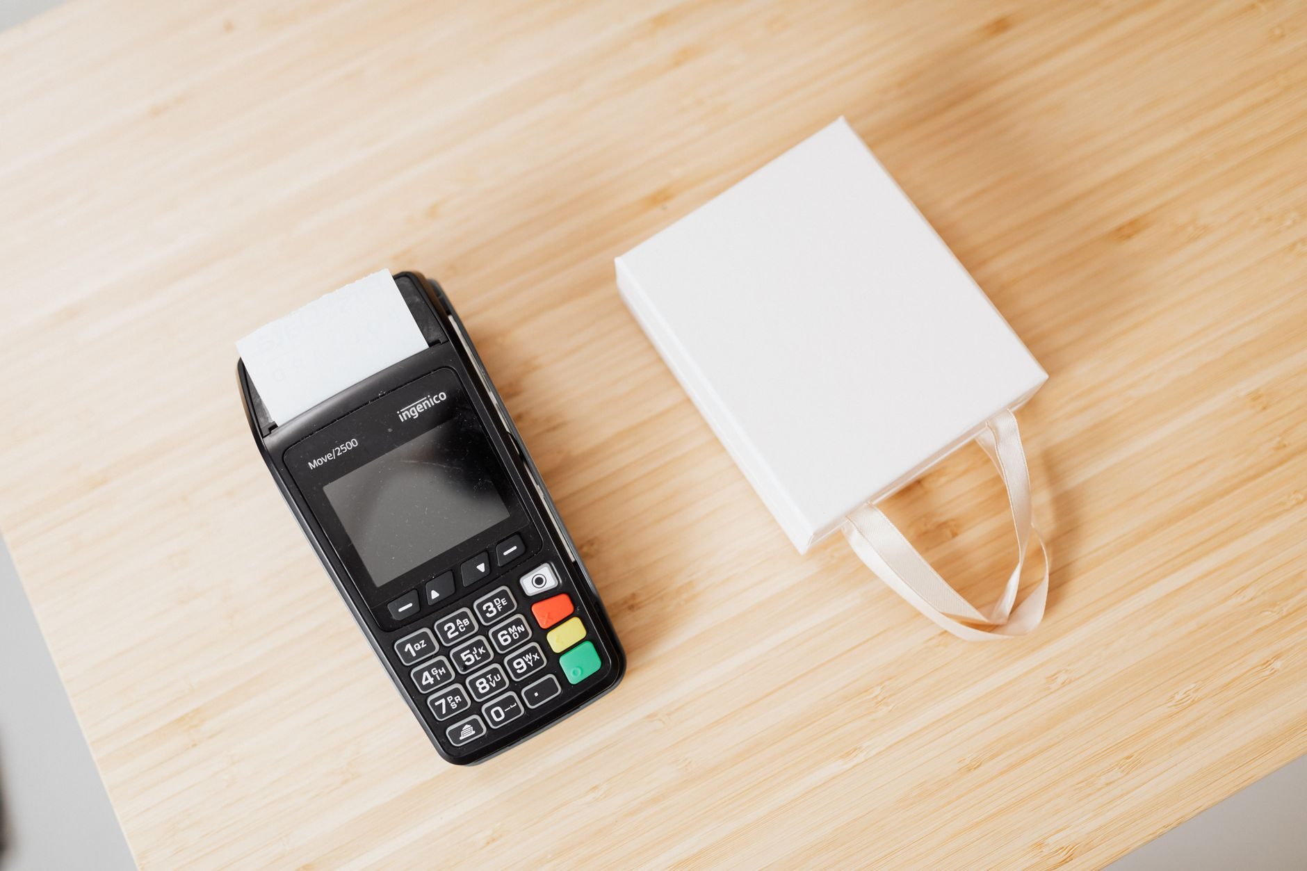 Terminal de paiement sur comptoir de marché